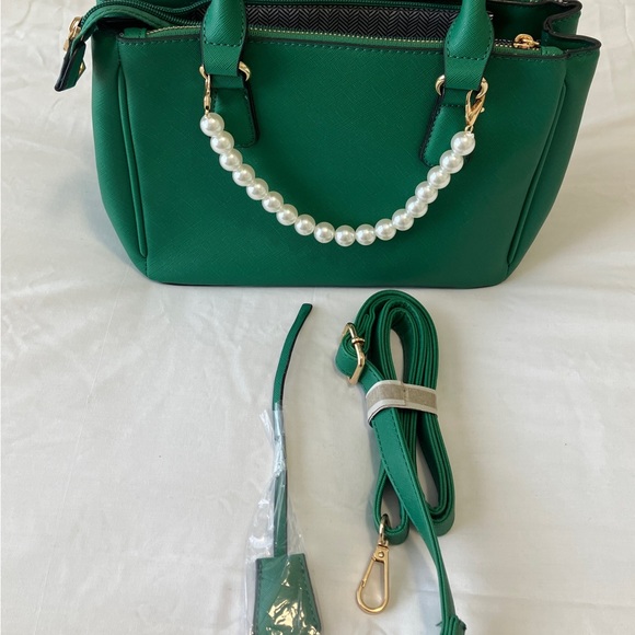 💚☘️Perfect for St. Patty’s Day!☘️💚
Fashionpuzzle green satchel - Picture 4 of 8